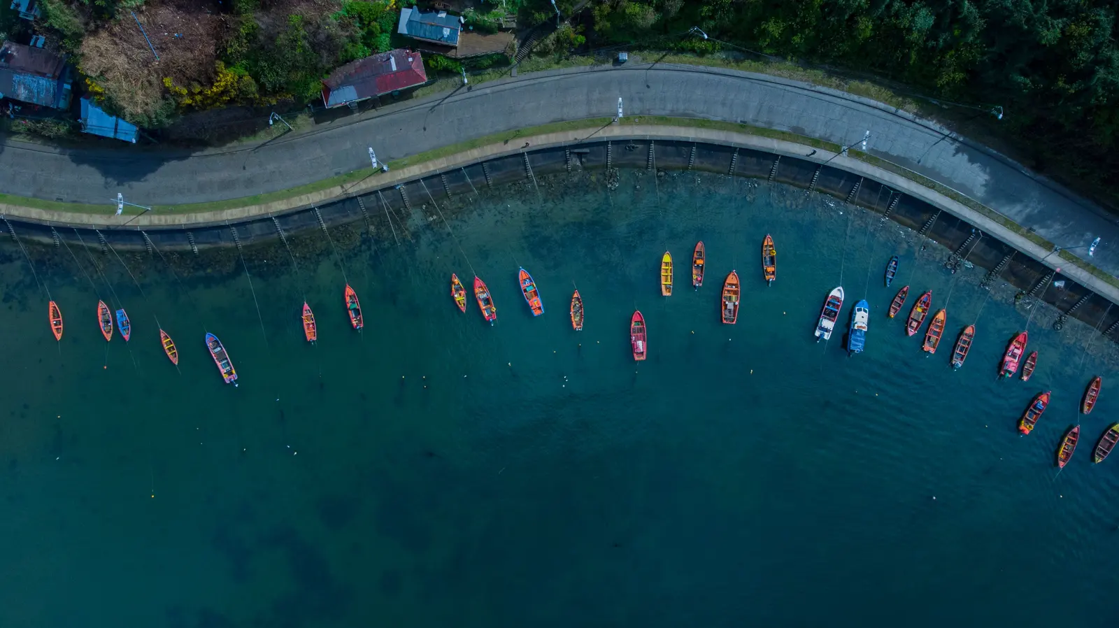 Vista aérea de botes de pescadores en una caleta del sur de Chile
