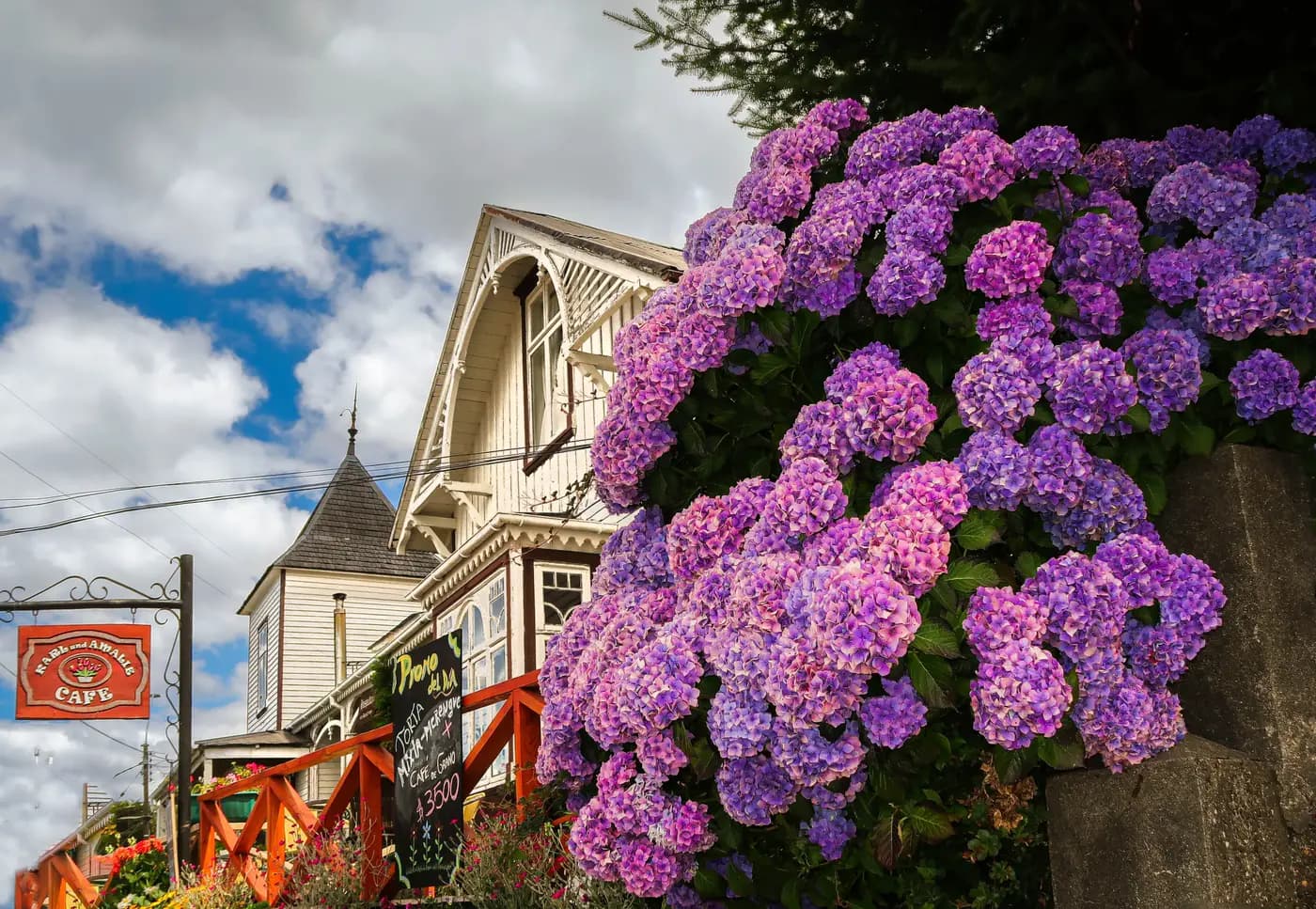 Casona de arquitectura alemana con hortensias, típica de los pueblos del sur de Chile