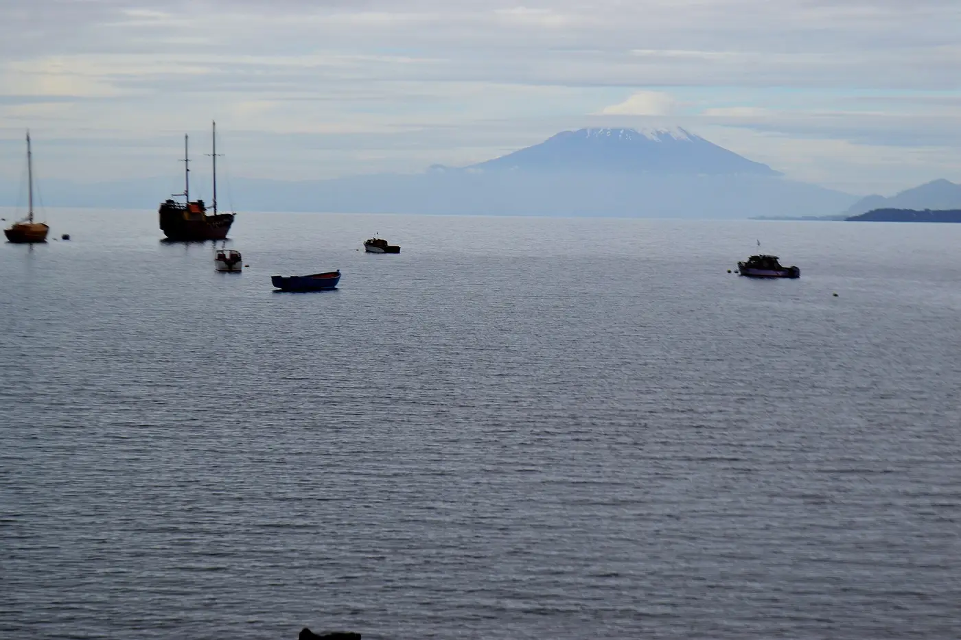 Botes en la orilla del lago Llanquihue en Puerto Varas, con el volcán al fondo